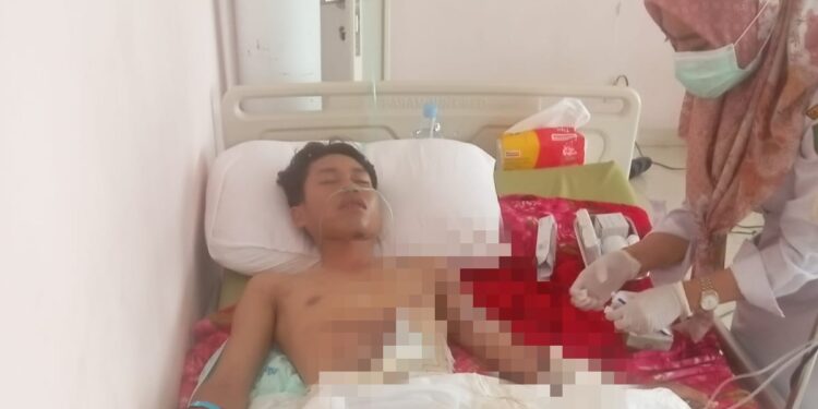 FOTO: IST/MATAKALTENG - Korban saat mendapatkan perawatan medis usai tersengat listrik.