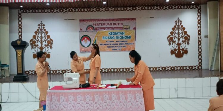 FOTO: DWP GUMAS/MATAKALTENG - Pengurus DWP Kabupaten Gumas ketika mempraktekkan pelatihan membuat pola menjahit, di GPU Tampung Penyang, belum lama ini.