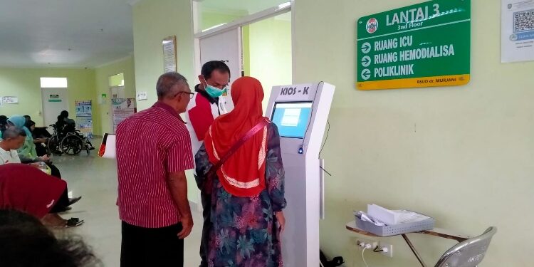 FOTO: DIAN/MATA KALTENG - Pengisian data dan pengambilan nomor antrian pelayanan di rumah sakit umum daerah dr Murjani Sampit, 8 September 2023.