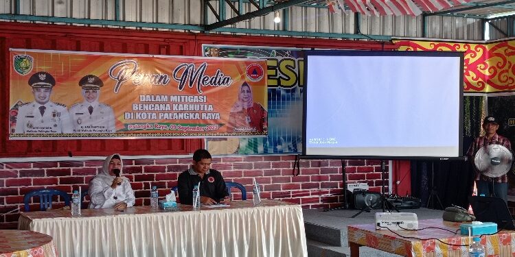 FOTO: RZL/MATAKALTENG - Plt Kepala BPBD Kota Palangka Raya, Emi Abriyani, saat menyampaikan sambutan.