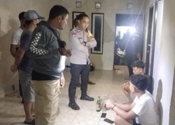 FOTO : AGUS/MATA KALTENG - Dua orang pemuda yang diamankan oleh aparat Polsek Baamang karena meresahkan warga Kompleks Wengga Happy, Jumat, 8 September 2023.