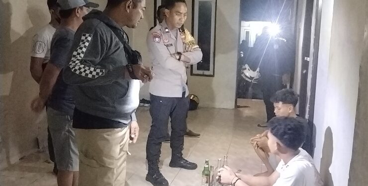 FOTO : AGUS/MATA KALTENG - Dua orang pemuda yang diamankan oleh aparat Polsek Baamang karena meresahkan warga Kompleks Wengga Happy, Jumat, 8 September 2023.