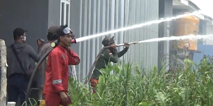 FOTO: DIAN/MATA KALTENG - Upaya pemadaman kebakaran lahan yang terjadi di Jalan Pramuka, Sampit, belum lama ini.
