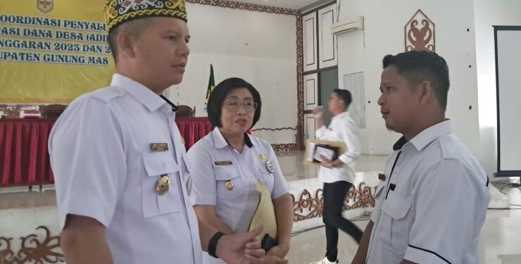 FOTO : IST/MATA KALTENG - Bupati Gumas Jaya S Monong ketika berbincang dengan salah satu kades, belum lama ini.