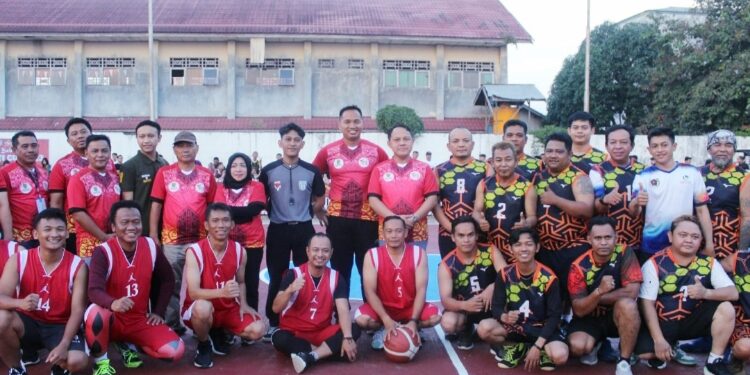 FOTO: MATAKALTENG - Tim basket Barsel, saat foto bersama.