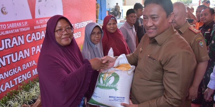 FOTO: OLIVIA/MATAKALTENG - Wagub Kalteng, Edy Pratowo saat melakukan penyaluran bantuan pangan beras kepada Palangka Raya, Senin 11 September 2023.