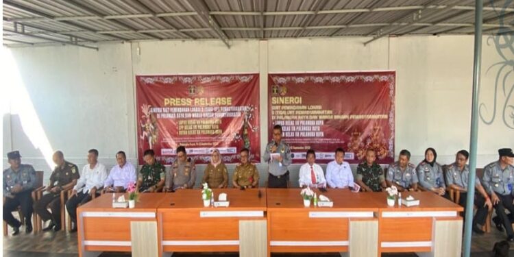 FOTO: RZL/MATAKALTENG - Kadiv Pas Kemenkumham Kalteng, R B Danang, saat memimpin press release pergeseran tiga kantor UPT.