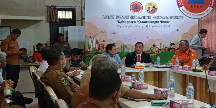 FOTO: DEVIANA/MATAKALTENG - Bupati Kotim Halikinnor dan Sekda Kotim Fajrurrahman saat memimpin rapat penetapan status tanggap darurat, Senin 11 September 2023.