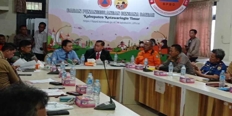 FOTO: DEVIANA/MATAKALTENG - Bupati Kotim Halikinnor (baju hitam) saat memimpin rapat penetapan status tanggap darurat karhutla, Senin 11 September 2023.