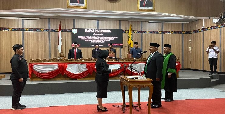 FOTO : DIAN/MATA KALTENG - Peresmian pengangkatan pengganti antar waktu (PAW) Anggota DPRD Kotim sisa masa jabatan tahun 2019-2024 atas nama Marudin, Senin 11 September 2023.
