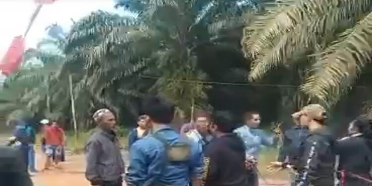 FOTO: IST/MATA KALTENG - Hasil tangkap layar dalam video yang memperlihatkan diduga dua kelompok yang sedang konflik di lahan Sengketa Desa Pelantaran, Cempaga Hulu, Kotim. Senin, 11 September 2023.