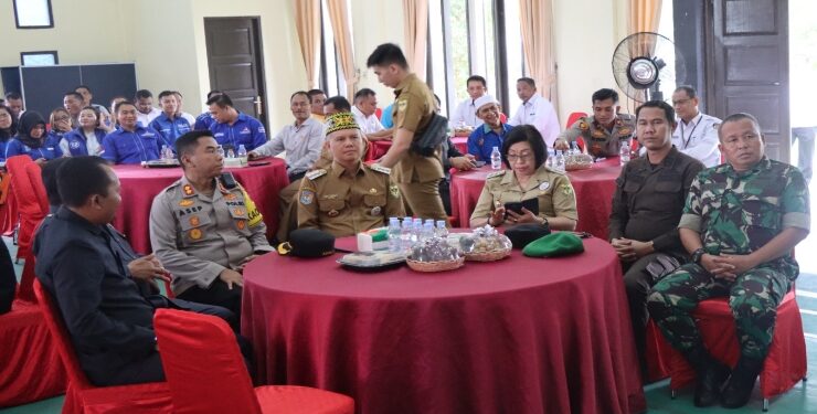 FOTO : HUMAS POLRES GUMAS/MATA KALTENG - Kapolres Gumas AKBP Asep Bangbang Saputra bersama Bupati Jaya S Monong, Wakil Bupati Efrensia LP Umbing, Pabung Kodim 1016 Plk Letkol Inf Maksun Abadi, Kasi Intel Kejari Teguh Iskandar, ketika menghadiri deklarasi damai menjelang pemilu pada tahun 2024, di Aula Patriatama Polres Gumas, Senin, 11 September 2023.
