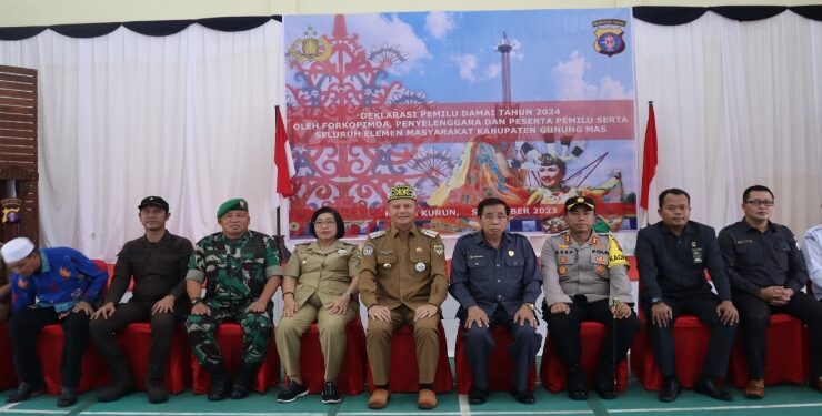 FOTO : SID/MATA KALTENG - Ketua DPRD Kabupaten Gumas Akerman Sahidar (lima dari kanan), ketika menghadiri deklarasi damai menjelang pemilu tahun 2024, di Aula Patriatama Polres Gumas, Senin, 11 September 2023.