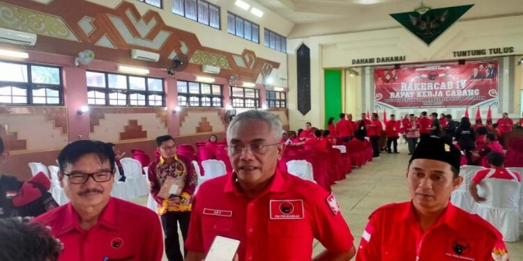 FOTO: MATAKALTENG - Sekretaris DPD PDI Perjuangan Kalteng, Sigit K Yunianto, saat diwawancarai.