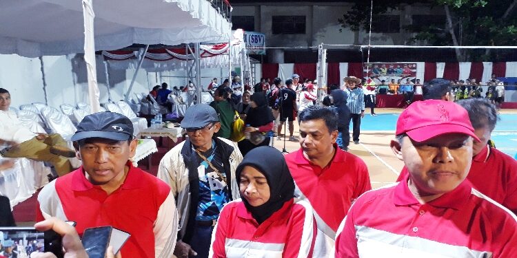 FOTO: TAUFIK/MATAKALTENG - Pj.Bupati Barsel H.Deddy Winarwan saat wawancara didampingi Ketua KONI Barsel dan Kadinkes Barsel/Ketua Panitia Tournamen Volly Pj Bupati Cup Barsel 2023.