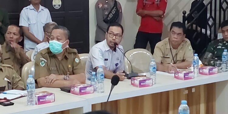 FOTO: DEVIANA/MATAKALTENG - Prakirawan BMKG H. Asan Sampit, Rahmat Wahidin Abdi saat memaparkan perkiraan cuaca di rapat penetapan tanggal darurat karhutla, Senin 11 September 2023. 