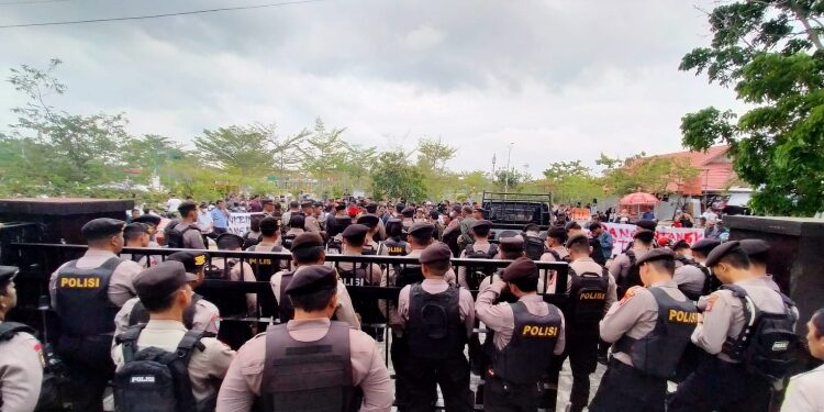 FOTO: RZL/MATAKALTENG - Suasana aksi damai yang dilakukan ratusan masyarakat di Kantor Pengadilan Tipikor Palangka Raya.