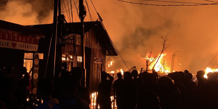 FOTO: RZL/MATAKALTENG - Petugas pemadam kebakaran saat melakukan pemadaman di Komplek Sosial Mendawai, Kota Palangka Raya.