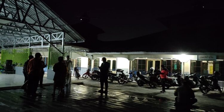 FOTO: RZL/MATAKALTENG - Warga yang mulai berdatangan di posko pengungsian di Aula Masjid Shilahul Mu'minin.