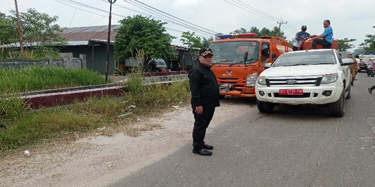 FOTO: DOK DEVIANA/MATAKALTENG - Bupati Kotim Halikinnor saat memantau penangan karhutla, belum lama ini.
