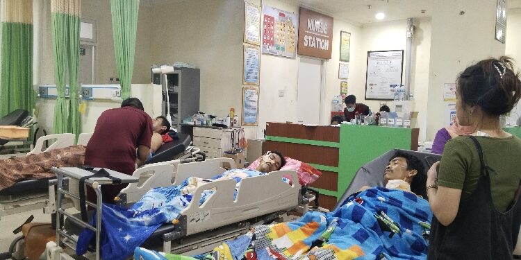 FOTO: AGUS/MATA KALTENG - Korban yang diduga terlibat bentrok di lahan sengketa yang ada di Desa Pelantaran, Kecamatan Cempaga Hulu, Kotim sedang dirawat di RSUD dr Murjani Sampit, Selasa 12 September 2023 malam.