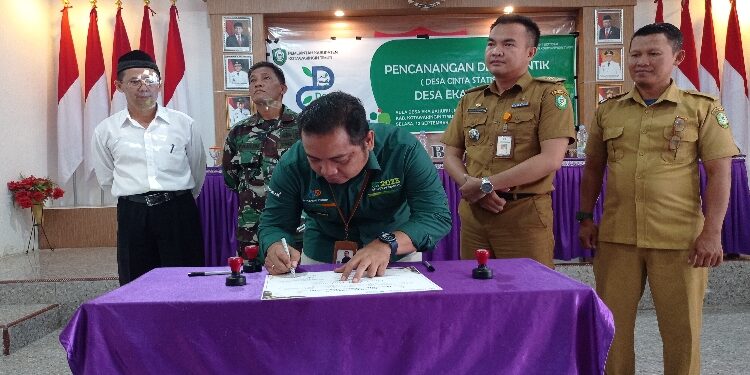FOTO: DEVIANA/MATAKALTENG - Kepala BPS Eddy Surahman saat menandatangani kesepakatan Desa Cantik Eka Bahurui, Selasa 12 September 2023.