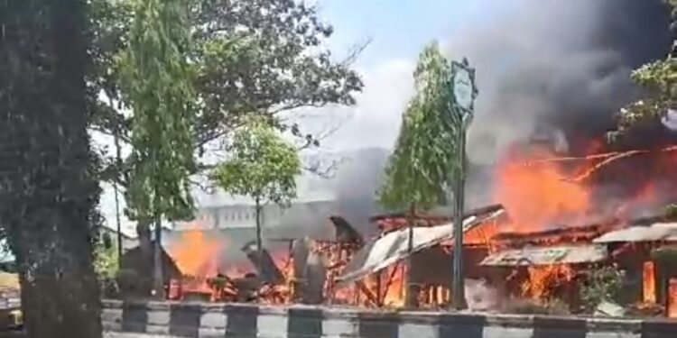 FOTO: IST/MATA KALTENG - Jago merah sedang melahap 1 buah warung dan 2 buah bengkel di Jalan HM Arsyad, MB Ketapang, Kotim, Selasa 12 September 2023.