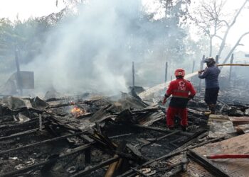 FOTO : DEVIANA/MATAKALTENG - Petugas gabungan saat memadamkan api di lokasi kebakaran Jalan HM Arsyad Sampit, Senin 12 September 2023.