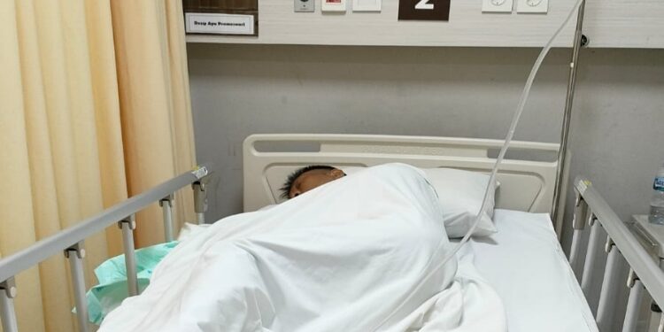 FOTO: MATAKALTENG - Salah seorang korban pengeroyokan, Pani, saat dilakukan perawatan medis.