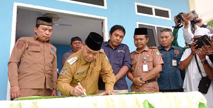 FOTO : DEVIANA/MATAKALTENG - Bupati Kotim Halikinnor saat menandatangani prasasti peresmian Mushola Al Ikhlas, di Kecamatan Baamang, Selasa 12 September 2023.
