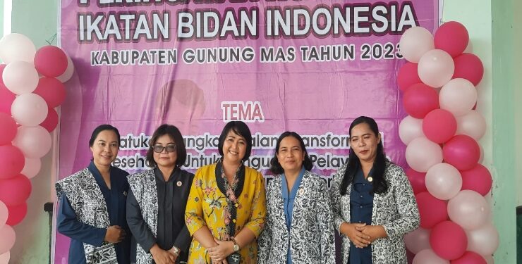 FOTO : SID/MATA KALTENG - Ketua Komisi III DPRD Kabupaten Gumas Iceu Purnamasari (tengah) berfoto bersama dengan bidan pada peringatan HUT IBI ke-72 tahun 2023, di GPU Damang Batu, Selasa, 12 September 2023.