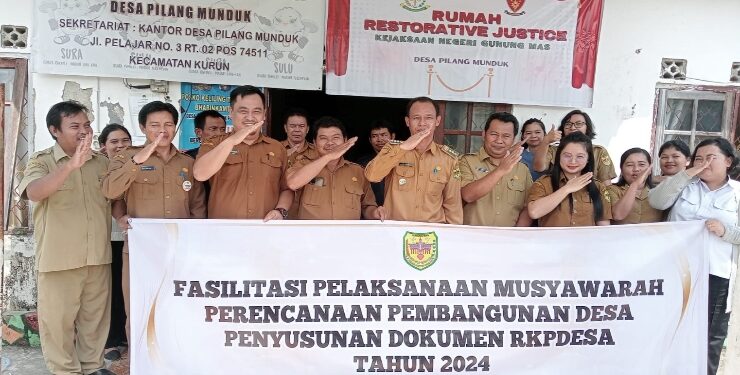 FOTO : DPMD GUMAS/MATA KALTENG - Kabid Kelembagaan, Perkembangan dan Kerjasama Desa Dedi Koesnawan berfoto bersama dengan kepala desa, perangkat desa dan masyarakat Desa Pilang Munduk, usai pelaksanaan musrenbangdes yang difasilitasi DPMD, Senin, 11 September 2023.