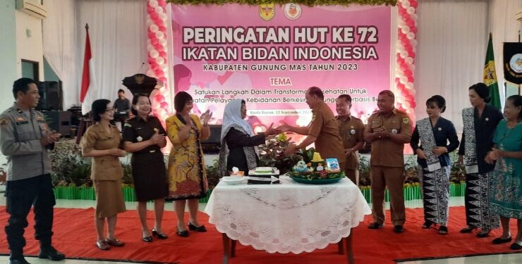 FOTO : DISKOMINFO SANTIK/MATA KALTENG - Bupati Gumas Jaya S Monong yang diwakili Asisten I Lurand, Asisten III Letus Guntur, Ketua IBI Gumas Yetri Rayunie, Ketua Panitia Meyliawati, saat memberikan potongan tumpeng pertama kepada Ketua IBI Provinsi Kalteng Noorhani Machdat, pada peringatan HUT IBI ke-72 tahun 2023, di GPU Damang Batu, Selasa, 12 September 2023.