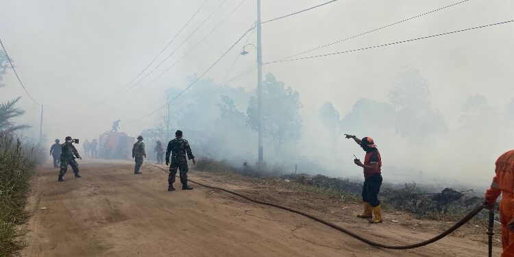 FOTO: DOK/MATA KALTENG - Upaya pemadaman kebakaran yang dilakukan di Jalan Saudara, Sampit, Kotim belum lama ini.