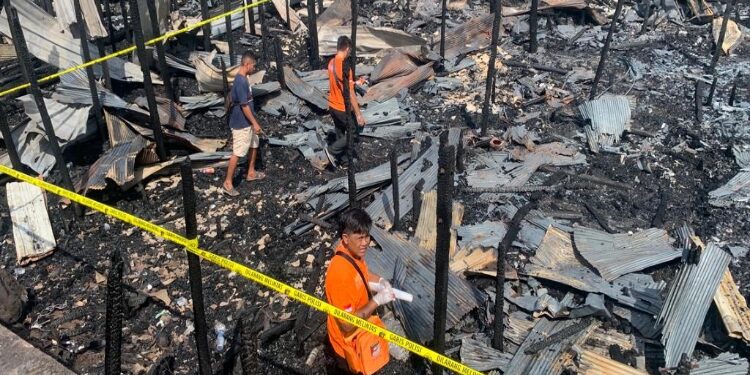 FOTO: RZL/MATAKALTENG - Personel Polresta Palangka Raya, saat melakukan olah TKP di lokasi kebakaran.