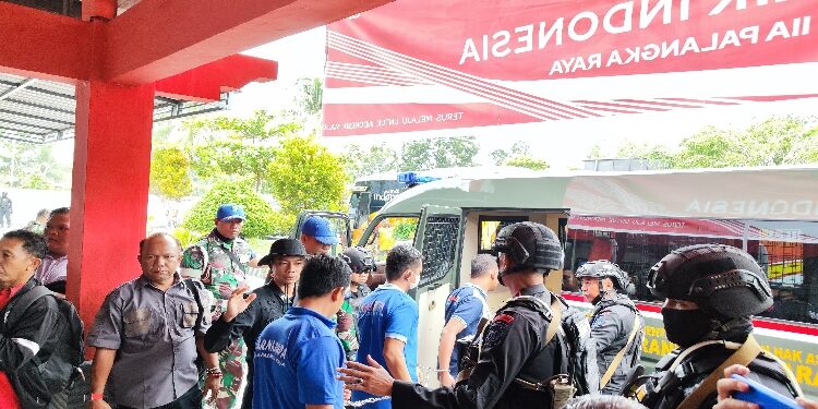 FOTO: RZL/MATAKALTENG - Pemindahan para WBP dari masing-masing UPT.