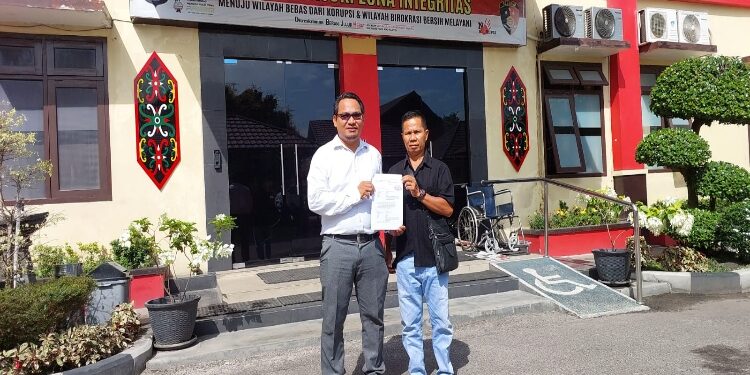 FOTO: RZL/MATAKALTENG - Kuasa Hukum Ari Yunus Hendrawan bersama Rofi Dewar ketika melapor ke Polda Kalteng.