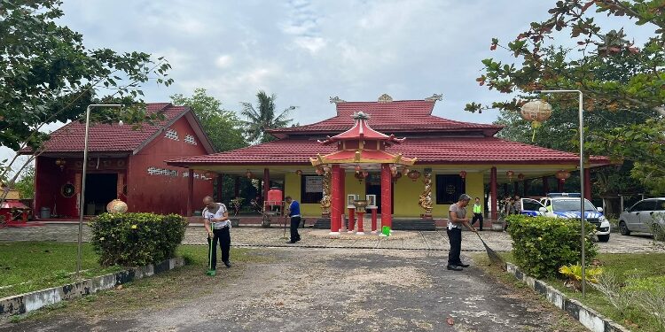 FOTO: RZL/MATAKALTENG - Personel Satlantas Polresta Palangka Raya, saat melakukan bersih-bersih di vihara.