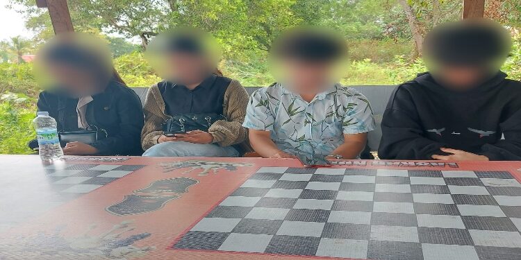 FOTO: RZL/MATAKALTENG - Empat oknum mahasiswa, saat dibina oleh Ketua Tim Virtual Police Bidhumas Polda Kalteng, Ipda H Shamsudin.