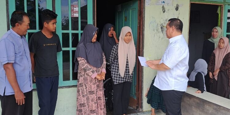 FOTO : IST/MATAKALTENG - Bupati Kotim Halikinnor saat menyerahkan bantuan untuk anak putus sekolah, Rabu 13 September 2023.