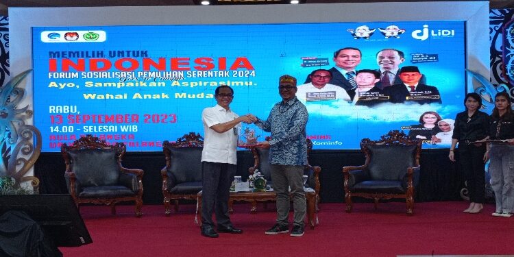FOTO: RZL/MATAKALTENG - Penyerahan cinderamata oleh Rektor UPR, Salampak Dohong, kepada Dirjen IKP Kominfo, Dr. Usman Kansong.