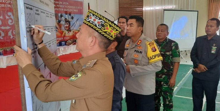 FOTO : DISKOMINFO SANTIK/MATA KALTENG - Bupati Gumas Jaya S Monong bersama Kapolres AKBP Asep Bangbang Saputra, saat menandatangani pernyataan deklarasi pemilu damai tahun 2024, di Aula Patriatama Polres Gumas, Senin, 11 September 2023.