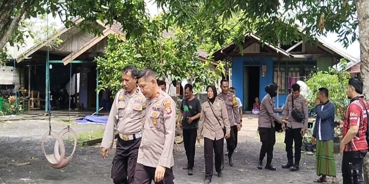 FOTO: AGUS/MATAKALTENG - Kapolsek Baamang bersama anggotanya sedang melakukan patroli siang untuk menyisir beberapa tempat yang ada di wilayah Baamang. Rabu, 13 September 2023 sore.