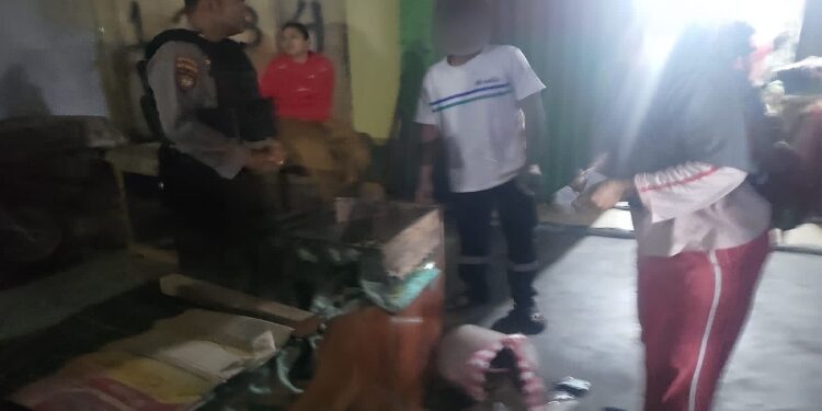 FOTO: MATAKALTENG - Personel Polresta Palangka Raya, saat mengamankan terduga pelaku pemukulan kakak sendiri.