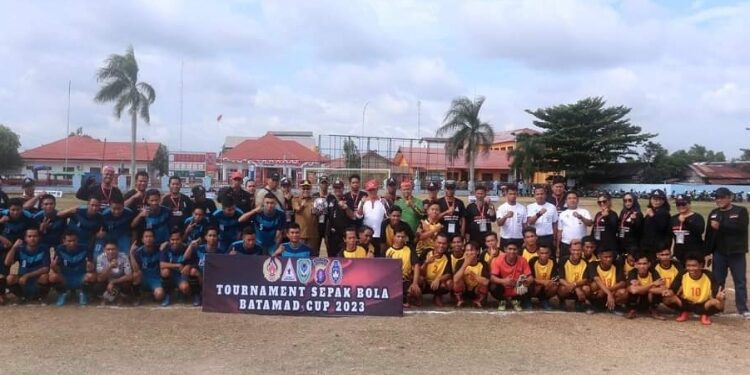 FOTO: PROKOM SERUYAN/MATA KALTENG - Sejumlah pihaknterkait saat berfoto bersama para peserta turnamen sepak bola Batamad Cup di Lapangan Gagah Lurus Kuala Pembuang, kemarin.