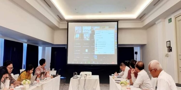 FOTO: PROKOM SERUYAN/MATA KALTENG - Suasana saat pelakaanaan rakor lintas sektor terbatas dalam rangka pembahasan rancangan Perbub Seruyan tentang RDTR Kawasan Perkotaan Hanau dan dihadiri oleh Sekda Seruyan, Djainuddin Noor via zoom meeting, kemarin.