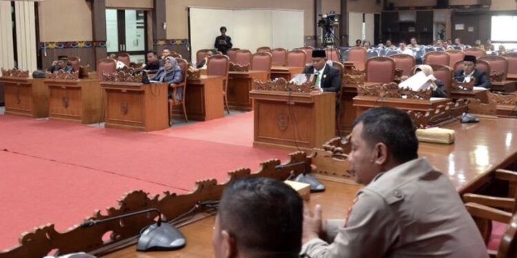 FOTO: DIAN/MATA KALTENG - Suasana rapat paripurna penyampaian pandangan fraksi DPRD Kotim belum lama ini.