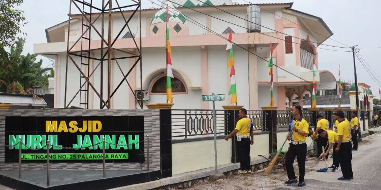 FOTO: RZL/MATAKALTENG - Personel Ditlantas Polda Kalteng, saat melakukan bersih-bersih di Masjid Raudatul Jannah.