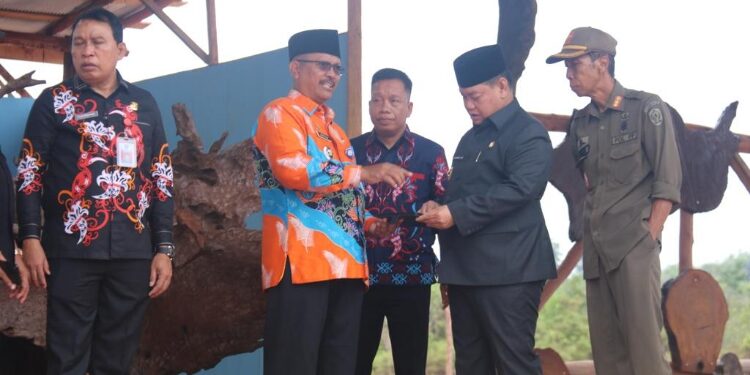FOTO: IST/MATAKALTENG - Bupati Kotim Halikinnor didampingi Sekda Fajrurrahman dan Camat Parenggean bersama lainnya saat meninjau area MTQ Kabupaten Kotim, Kamis 14 September 2023.