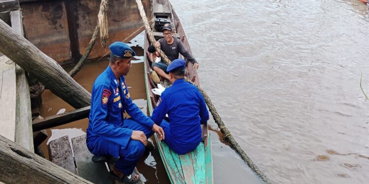 FOTO: RZL/MATAKALTENG - Personel KP XVIII-2005 Ditpolairud Polda Kalteng, saat memberikan edukasi dan sosialisasi kepada nelayan di DAS Mentaya.